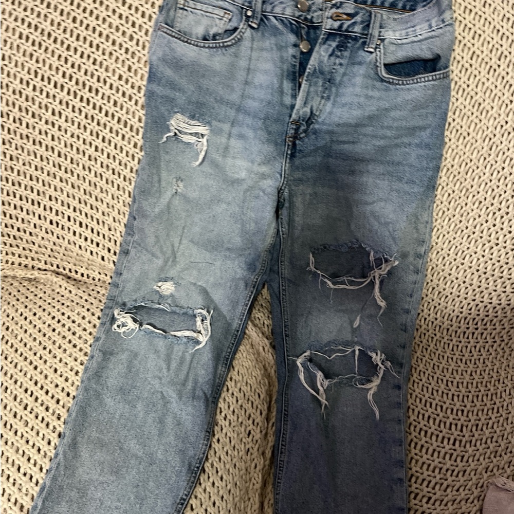 Forever 21 Women's Blue Distressed Ripped Leg Jeans Size 28S